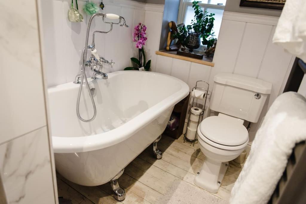 1800 Period Grade 2 Listed * Addingham